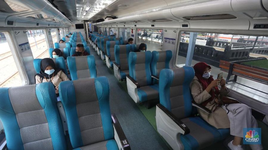 Petugas melakukan pengecekann tiket dan surat bebas covid-19 penumpang sebelum memasuki ruang tunggu keberangkatan di Stasiun Pasar Senen, Jakarta, Rabu (28/10/2020). (CNBC Indonesia/Andrean Kristianto)