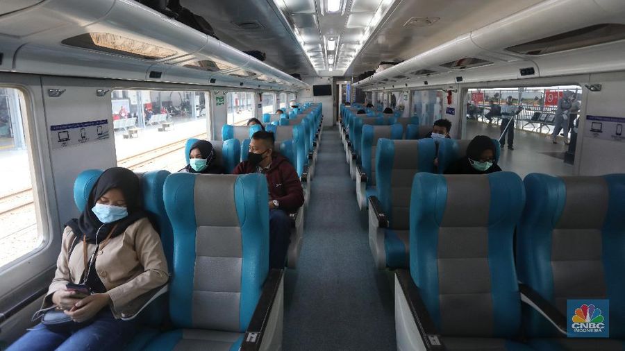 Petugas melakukan pengecekann tiket dan surat bebas covid-19 penumpang sebelum memasuki ruang tunggu keberangkatan di Stasiun Pasar Senen, Jakarta, Rabu (28/10/2020). (CNBC Indonesia/Andrean Kristianto)