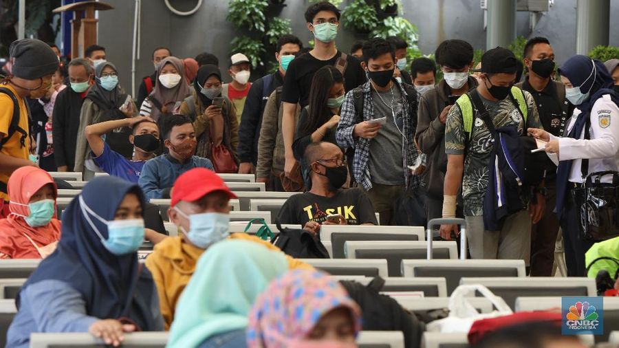 Petugas melakukan pengecekann tiket dan surat bebas covid-19 penumpang sebelum memasuki ruang tunggu keberangkatan di Stasiun Pasar Senen, Jakarta, Rabu (28/10/2020). (CNBC Indonesia/Andrean Kristianto)
