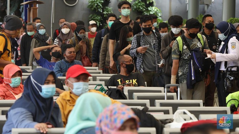 Petugas melakukan pengecekann tiket dan surat bebas covid-19 penumpang sebelum memasuki ruang tunggu keberangkatan di Stasiun Pasar Senen, Jakarta, Rabu (28/10/2020). (CNBC Indonesia/Andrean Kristianto)