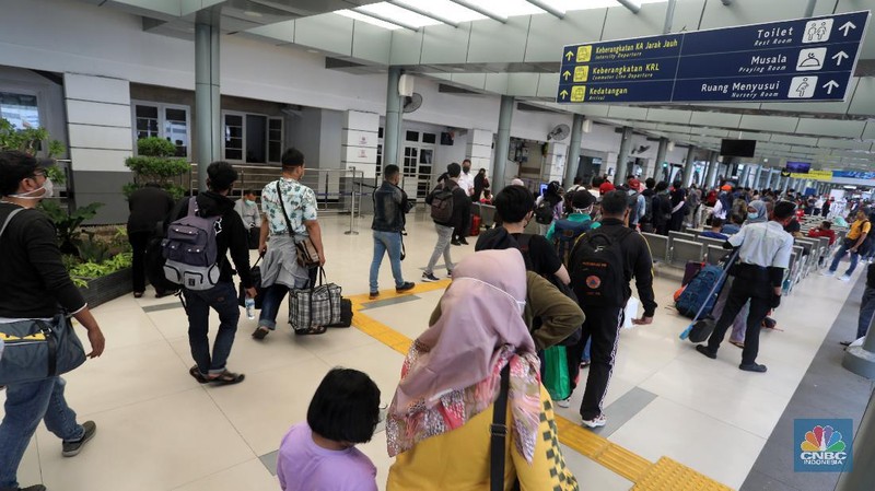 Petugas melakukan pengecekann tiket dan surat bebas covid-19 penumpang sebelum memasuki ruang tunggu keberangkatan di Stasiun Pasar Senen, Jakarta, Rabu (28/10/2020). (CNBC Indonesia/Andrean Kristianto)