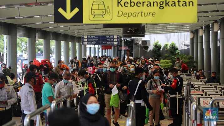Petugas melakukan pengecekann tiket dan surat bebas covid-19 penumpang sebelum memasuki ruang tunggu keberangkatan di Stasiun Pasar Senen, Jakarta, Rabu (28/10/2020). (CNBC Indonesia/Andrean Kristianto) Petugas melakukan pengecekann tiket dan surat bebas covid-19 penumpang sebelum memasuki ruang tunggu keberangkatan di Stasiun Pasar Senen, Jakarta, Rabu (28/10/2020). (CNBC Indonesia/Andrean Kristianto)