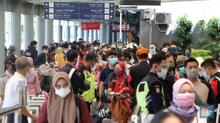 Petugas melakukan pengecekann tiket dan surat bebas covid-19 penumpang sebelum memasuki ruang tunggu keberangkatan di Stasiun Pasar Senen, Jakarta, Rabu (28/10/2020). (CNBC Indonesia/Andrean Kristianto)