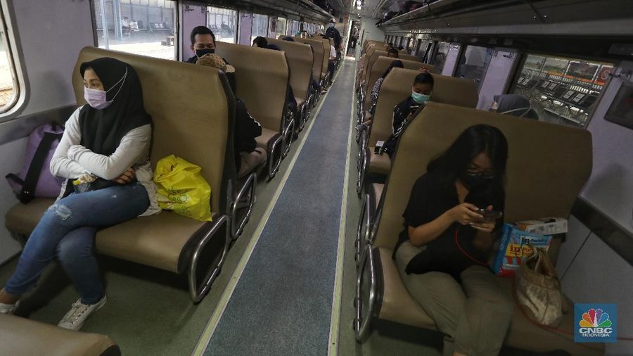 Petugas melakukan pengecekann tiket dan surat bebas covid-19 penumpang sebelum memasuki ruang tunggu keberangkatan di Stasiun Pasar Senen, Jakarta, Rabu (28/10/2020). (CNBC Indonesia/Andrean Kristianto)