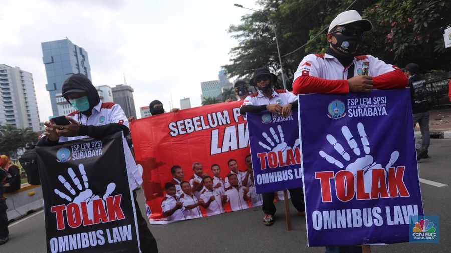 Sejumlah buruh Serikat Pekerja Seluruh Indonesia (SPSI) berdemo kawasan Monumen Patung Arjuna Wiwaha, Jalan Medan Merdeka Barat, Rabu (28/10/2020). (CNBC Indonesia/Andrean Kristianto)