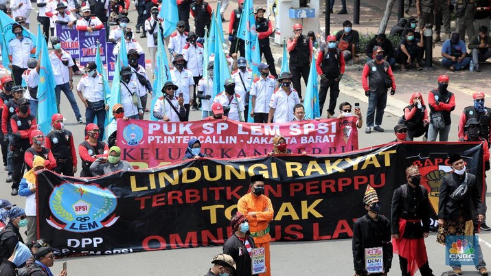 Sejumlah buruh Serikat Pekerja Seluruh Indonesia (SPSI) berdemo kawasan Monumen Patung Arjuna Wiwaha, Jalan Medan Merdeka Barat, Rabu (28/10/2020). (CNBC Indonesia/Andrean Kristianto)