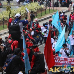 Massa Buruh Mulai Mengular, Tolak Omnibus Law & UMP 2021!