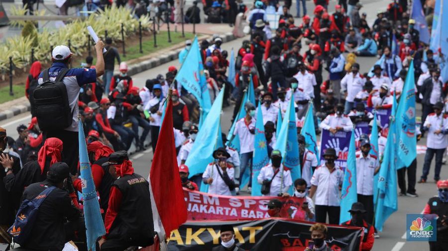 Sejumlah buruh Serikat Pekerja Seluruh Indonesia (SPSI) berdemo kawasan Monumen Patung Arjuna Wiwaha, Jalan Medan Merdeka Barat, Rabu (28/10/2020). (CNBC Indonesia/Andrean Kristianto)