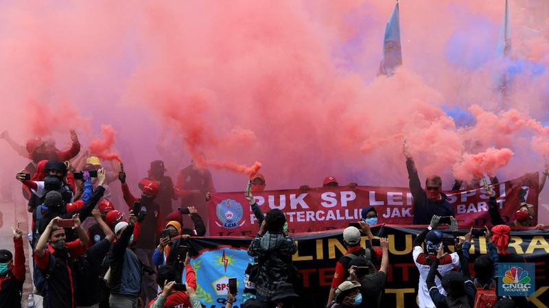 Sejumlah buruh Serikat Pekerja Seluruh Indonesia (SPSI) berdemo kawasan Monumen Patung Arjuna Wiwaha, Jalan Medan Merdeka Barat, Rabu (28/10/2020). (CNBC Indonesia/Andrean Kristianto)