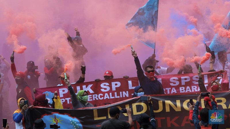 Sejumlah buruh Serikat Pekerja Seluruh Indonesia (SPSI) berdemo kawasan Monumen Patung Arjuna Wiwaha, Jalan Medan Merdeka Barat, Rabu (28/10/2020). (CNBC Indonesia/Andrean Kristianto)