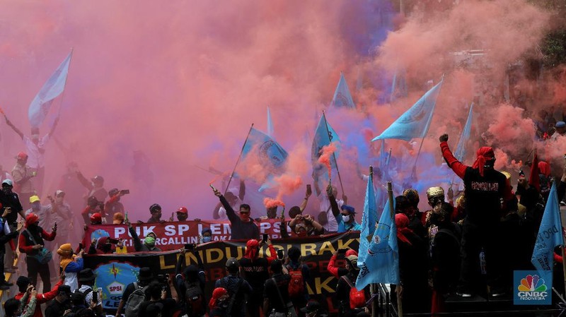 Sejumlah buruh Serikat Pekerja Seluruh Indonesia (SPSI) berdemo kawasan Monumen Patung Arjuna Wiwaha, Jalan Medan Merdeka Barat, Rabu (28/10/2020). (CNBC Indonesia/Andrean Kristianto)