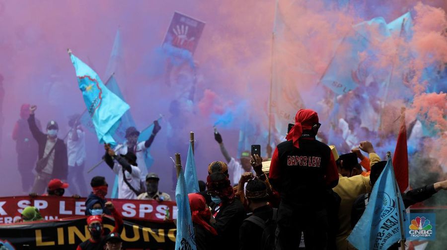 Sejumlah buruh Serikat Pekerja Seluruh Indonesia (SPSI) berdemo kawasan Monumen Patung Arjuna Wiwaha, Jalan Medan Merdeka Barat, Rabu (28/10/2020). (CNBC Indonesia/Andrean Kristianto)