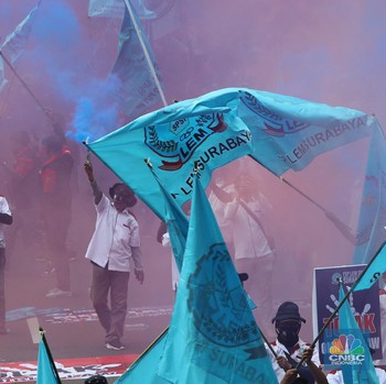 Tolak Omnibus Law, Buruh Demo Sembari Nyalakan Petasan Asap!