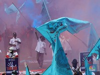 Tolak Omnibus Law, Buruh Demo Sembari Nyalakan Petasan Asap!