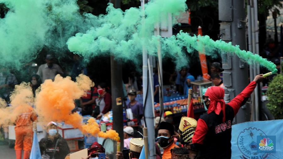 Sejumlah buruh Serikat Pekerja Seluruh Indonesia (SPSI) berdemo kawasan Monumen Patung Arjuna Wiwaha, Jalan Medan Merdeka Barat, Rabu (28/10/2020). (CNBC Indonesia/Andrean Kristianto)