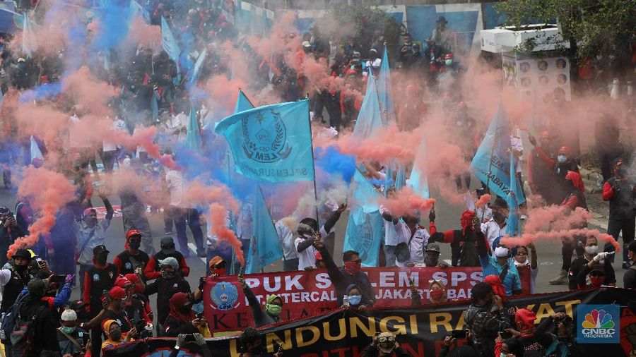 Sejumlah buruh Serikat Pekerja Seluruh Indonesia (SPSI) berdemo kawasan Monumen Patung Arjuna Wiwaha, Jalan Medan Merdeka Barat, Rabu (28/10/2020). (CNBC Indonesia/Andrean Kristianto)