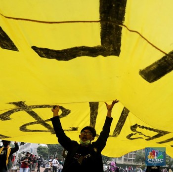 Tolak Keras Omnibus Law, Massa Buruh & Mahasiswa Bakar Ban