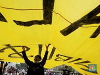 Tolak Keras Omnibus Law, Massa Buruh & Mahasiswa Bakar Ban