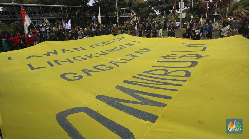 Sejumlah elemen masyarakat berdemo di kawasan Monumen Patung Arjuna Wiwaha, Jalan Medan Merdeka Barat, Rabu (28/10/2020). Kedatangaan mereka untuk menolak UU Omnibus Law Cipta Kerja. (CNBC Indoensia/Andrean Kristianto)