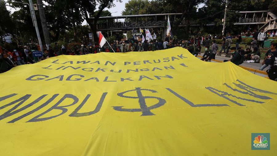 Sejumlah elemen masyarakat berdemo di kawasan Monumen Patung Arjuna Wiwaha, Jalan Medan Merdeka Barat, Rabu (28/10/2020). Kedatangaan mereka untuk menolak UU Omnibus Law Cipta Kerja. (CNBC Indoensia/Andrean Kristianto)