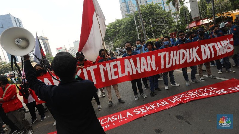 Jam malam diterapkan di Spanyol setelah hadapi lonjakan Covid-19. (AP/Alvaro Barrientos)