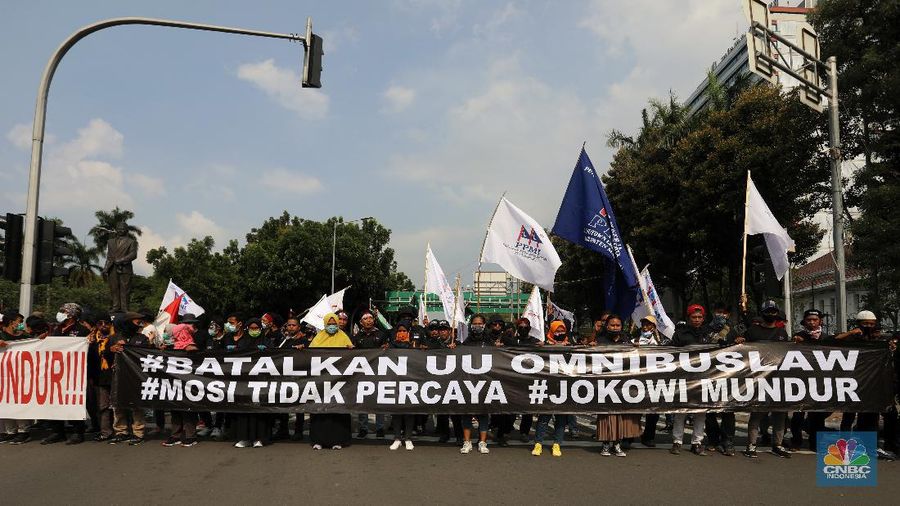 Sejumlah elemen masyarakat berdemo di kawasan Monumen Patung Arjuna Wiwaha, Jalan Medan Merdeka Barat, Rabu (28/10/2020). Kedatangaan mereka untuk menolak UU Omnibus Law Cipta Kerja. (CNBC Indoensia/Andrean Kristianto)