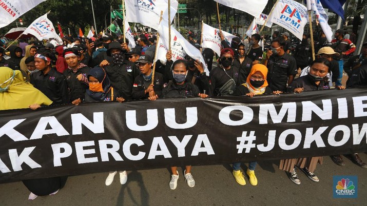 Sejumlah elemen masyarakat berdemo di kawasan Monumen Patung Arjuna Wiwaha, Jalan Medan Merdeka Barat, Rabu (28/10/2020). Kedatangaan mereka untuk menolak UU Omnibus Law Cipta Kerja. (CNBC Indoensia/Andrean Kristianto) Sejumlah elemen masyarakat berdemo di kawasan Monumen Patung Arjuna Wiwaha, Jalan Medan Merdeka Barat, Rabu (28/10/2020). Kedatangaan mereka untuk menolak UU Omnibus Law Cipta Kerja. (CNBC Indoensia/Andrean Kristianto)