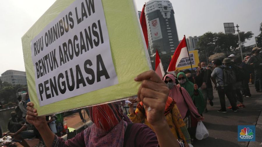 Sejumlah elemen masyarakat berdemo di kawasan Monumen Patung Arjuna Wiwaha, Jalan Medan Merdeka Barat, Rabu (28/10/2020). Kedatangaan mereka untuk menolak UU Omnibus Law Cipta Kerja. (CNBC Indoensia/Andrean Kristianto)