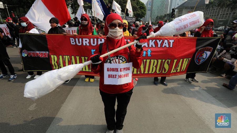 Sejumlah elemen masyarakat berdemo di kawasan Monumen Patung Arjuna Wiwaha, Jalan Medan Merdeka Barat, Rabu (28/10/2020). Kedatangaan mereka untuk menolak UU Omnibus Law Cipta Kerja. (CNBC Indoensia/Andrean Kristianto)