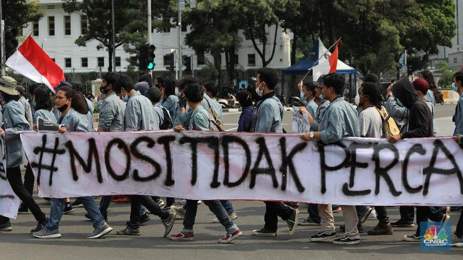 Sejumlah elemen masyarakat berdemo di kawasan Monumen Patung Arjuna Wiwaha, Jalan Medan Merdeka Barat, Rabu (28/10/2020). Kedatangaan mereka untuk menolak UU Omnibus Law Cipta Kerja. (CNBC Indoensia/Andrean Kristianto)
