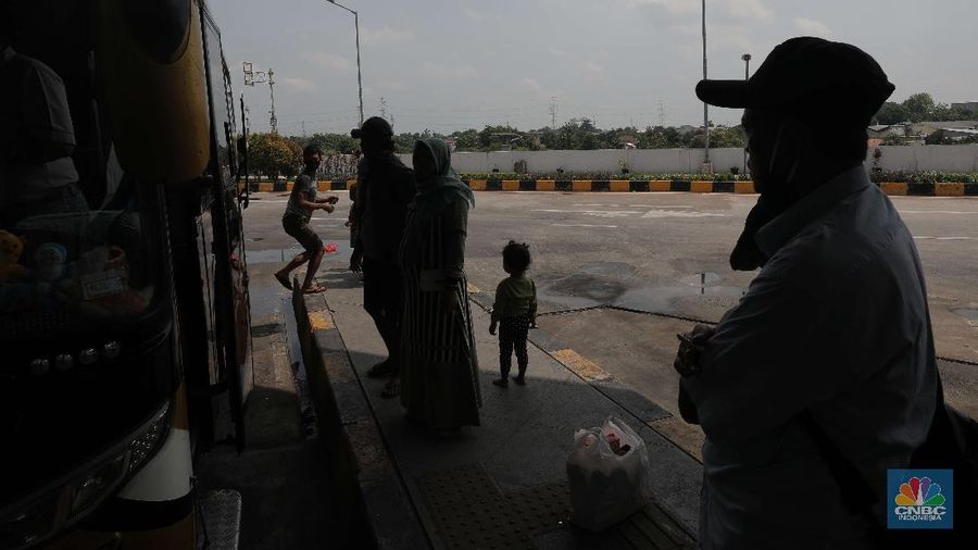 Sejumlah penumpang menunggu waktu  pemberangkatan di Terminal bus Pulo gebang, Jakarta, Rabu (28/10). (CNBC Indonesia/Muhammad Sabki)