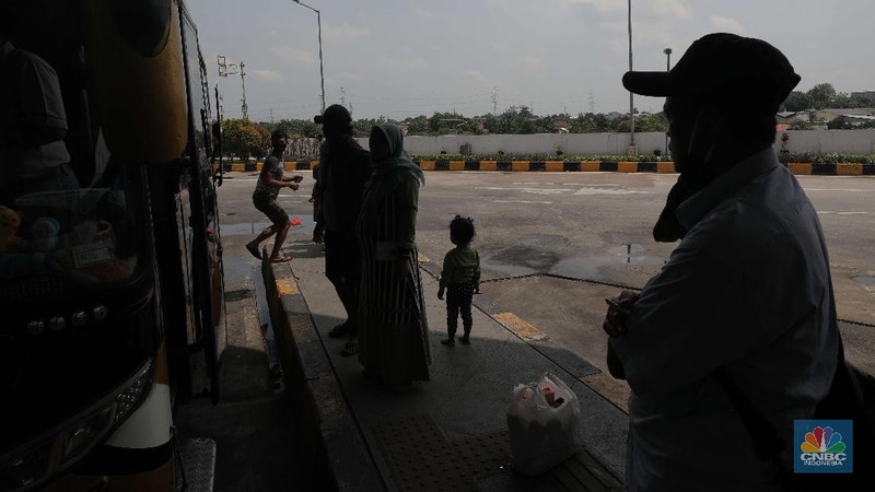 Sejumlah penumpang menunggu waktu  pemberangkatan di Terminal bus Pulo gebang, Jakarta, Rabu (28/10). (CNBC Indonesia/Muhammad Sabki)