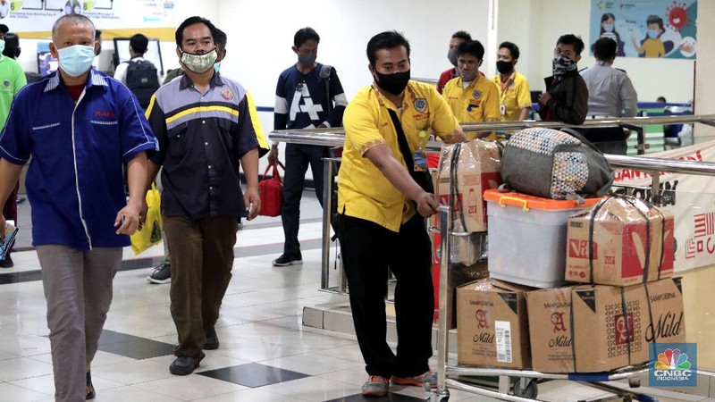 Sejumlah penumpang menunggu waktu  pemberangkatan di Terminal bus Pulo gebang, Jakarta, Rabu (28/10). (CNBC Indonesia/Muhammad Sabki)