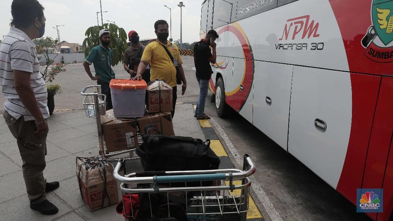 Sejumlah penumpang menunggu waktu  pemberangkatan di Terminal bus Pulo gebang, Jakarta, Rabu (28/10). (CNBC Indonesia/Muhammad Sabki)