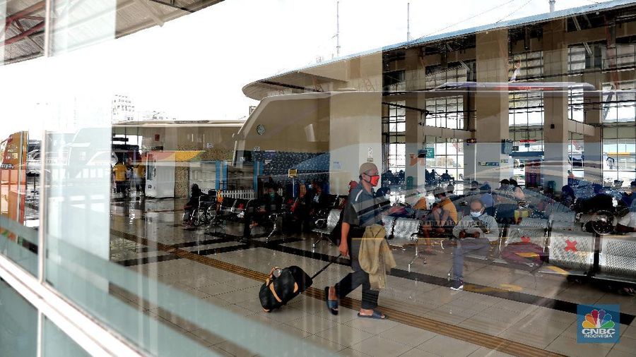 Sejumlah penumpang menunggu waktu  pemberangkatan di Terminal bus Pulo gebang, Jakarta, Rabu (28/10). (CNBC Indonesia/Muhammad Sabki)