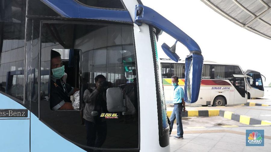 Sejumlah penumpang menunggu waktu  pemberangkatan di Terminal bus Pulo gebang, Jakarta, Rabu (28/10). (CNBC Indonesia/Muhammad Sabki)