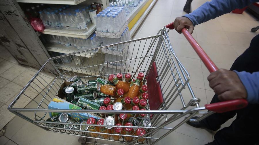 Sejumlah toko ritel di Arab menarik produk asal Prancis terkait insiden konten kartun Nabi Muhammad. (AP/Hani Mohammed)
