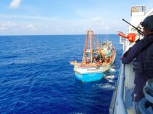2 Kapal Vietnam Nyolong Ikan di Laut RI, Tenggelamkan Nggak?