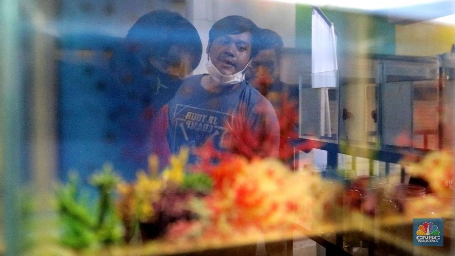 Pengunjung mengamati ikan cupang yang dipajang di Bazar ikan Cupang di Kawasan Pasar Gembrong Baru, Jakarta, Jumat (30/10). (CNBC Indonesia/ muhammad Sabki)