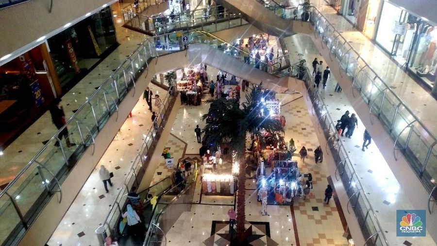 Suasana ramai pengunjung Metropolitan Mall  di Bekasi, Jawa Barat, Jumat (30/10). Kebijakan pembatasan sosial berskala besar (PSBB) transisi yang diterapkan Pemkot Bekasi berdampak positif terhadap iklim usaha di pusat perbelanjaan atau mall. Pasalnya, aktivitas ekonomi di pusat perbelanjaan yang sempat anjlok saat PSBB hingga kini mulai ramai. Adanya libur cuti bersama juga membuat sejumlah warga ramai mengunjungi mall. Ketua Umum Asosiasi Pengelola Pusat Belanja Indonesia (APPBI) Alphonzus Widjaja menilai, dengan adanya kebijakan itu membuat kunjungan ke mall akan kembali berangsur normal, di mana pengunjung bisa mencapai 50% dari kapasitas pusat perbelanjaan.  Pantau CNBC Indonesia sejumlah tenant both pameran di lantai pertama di padati pengunjung. Warga banyak ramai bergantian keluar masuk mall. (CNBC Indonesia/ Muhammad Sabki)