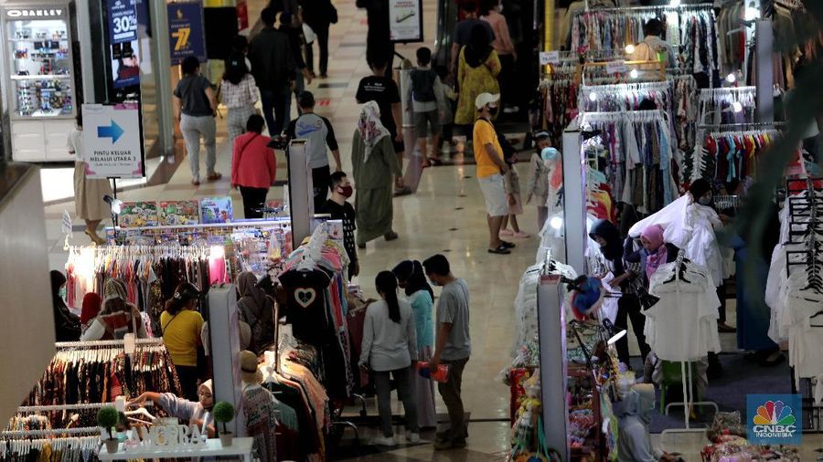 Suasana ramai pengunjung Metropolitan Mall  di Bekasi, Jawa Barat, Jumat (30/10). Kebijakan pembatasan sosial berskala besar (PSBB) transisi yang diterapkan Pemkot Bekasi berdampak positif terhadap iklim usaha di pusat perbelanjaan atau mall. Pasalnya, aktivitas ekonomi di pusat perbelanjaan yang sempat anjlok saat PSBB hingga kini mulai ramai. Adanya libur cuti bersama juga membuat sejumlah warga ramai mengunjungi mall. Ketua Umum Asosiasi Pengelola Pusat Belanja Indonesia (APPBI) Alphonzus Widjaja menilai, dengan adanya kebijakan itu membuat kunjungan ke mall akan kembali berangsur normal, di mana pengunjung bisa mencapai 50% dari kapasitas pusat perbelanjaan.  Pantau CNBC Indonesia sejumlah tenant both pameran di lantai pertama di padati pengunjung. Warga banyak ramai bergantian keluar masuk mall. (CNBC Indonesia/ Muhammad Sabki)