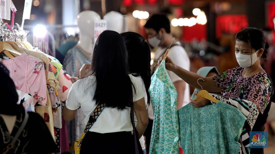 Suasana ramai pengunjung Metropolitan Mall  di Bekasi, Jawa Barat, Jumat (30/10). Kebijakan pembatasan sosial berskala besar (PSBB) transisi yang diterapkan Pemkot Bekasi berdampak positif terhadap iklim usaha di pusat perbelanjaan atau mall. Pasalnya, aktivitas ekonomi di pusat perbelanjaan yang sempat anjlok saat PSBB hingga kini mulai ramai. Adanya libur cuti bersama juga membuat sejumlah warga ramai mengunjungi mall. Ketua Umum Asosiasi Pengelola Pusat Belanja Indonesia (APPBI) Alphonzus Widjaja menilai, dengan adanya kebijakan itu membuat kunjungan ke mall akan kembali berangsur normal, di mana pengunjung bisa mencapai 50% dari kapasitas pusat perbelanjaan.  Pantau CNBC Indonesia sejumlah tenant both pameran di lantai pertama di padati pengunjung. Warga banyak ramai bergantian keluar masuk mall. (CNBC Indonesia/ Muhammad Sabki)