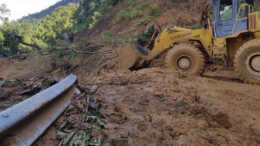 Topan Molave memicu tanah longsor yang menewaskan sedikitnya 19 orang dan menyebabkan 45 hilang di Vietnam. (AP/Vo Van Dung)