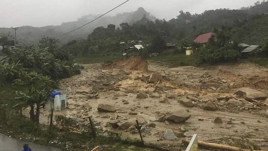 Topan Molave memicu tanah longsor yang menewaskan sedikitnya 19 orang dan menyebabkan 45 hilang di Vietnam. (AP/Vo Van Dung)