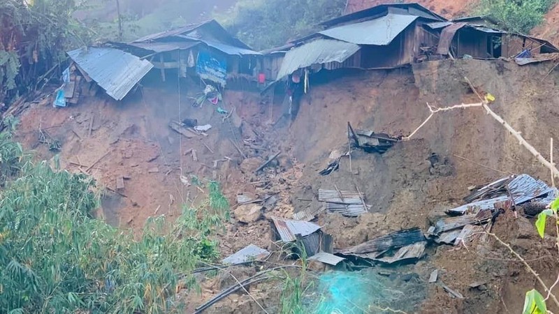 Topan Molave memicu tanah longsor yang menewaskan sedikitnya 19 orang dan menyebabkan 45 hilang di Vietnam. (AP/Vo Van Dung)