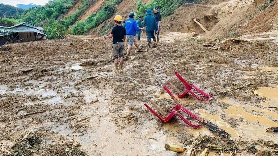 Topan Molave memicu tanah longsor yang menewaskan sedikitnya 19 orang dan menyebabkan 45 hilang di Vietnam. (AP/Vo Van Dung)