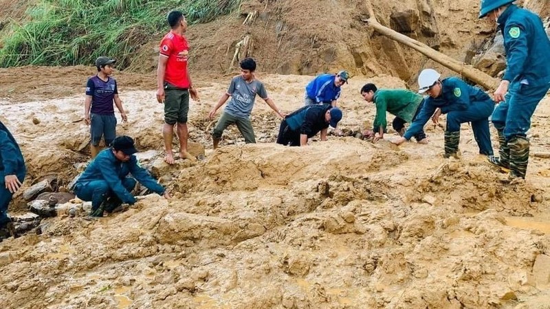 Topan Molave memicu tanah longsor yang menewaskan sedikitnya 19 orang dan menyebabkan 45 hilang di Vietnam. (AP/Vo Van Dung)