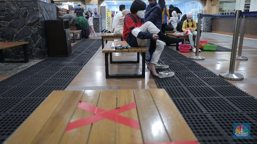 Warga berwisata di Trans Snow World Juanda, Kota Bekasi, Jawa Barat, Jumat (30/10/2020). Selama libur cuti bersama sebanyak 4600 orang telah berkunjung ke Trans Snow World Juanda. (CNBC Indonesia/Muhammad Sabki)