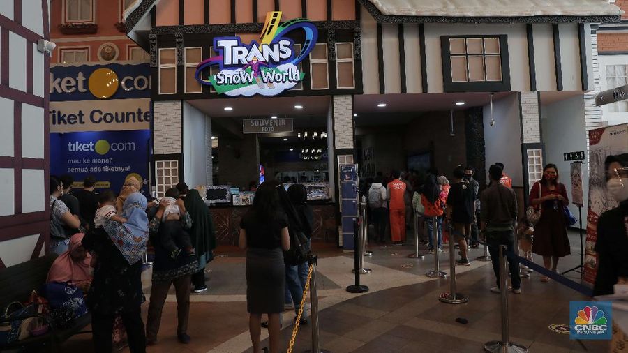 Warga berwisata di Trans Snow World Juanda, Kota Bekasi, Jawa Barat, Jumat (30/10/2020). Selama libur cuti bersama sebanyak 4600 orang telah berkunjung ke Trans Snow World Juanda. (CNBC Indonesia/Muhammad Sabki)