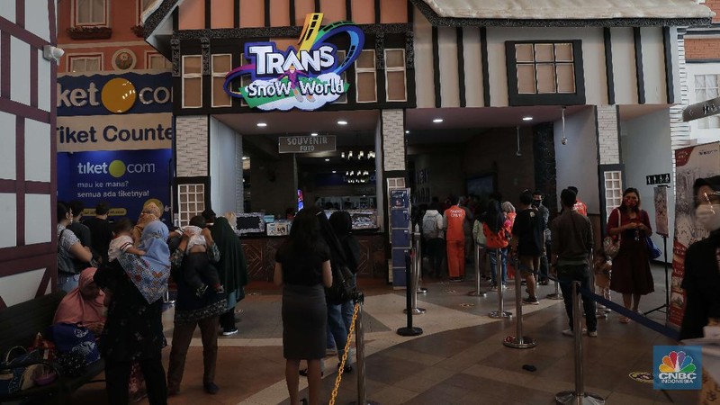 Warga berwisata di Trans Snow World Juanda, Kota Bekasi, Jawa Barat, Jumat (30/10/2020). Selama libur cuti bersama sebanyak 4600 orang telah berkunjung ke Trans Snow World Juanda. (CNBC Indonesia/Muhammad Sabki)